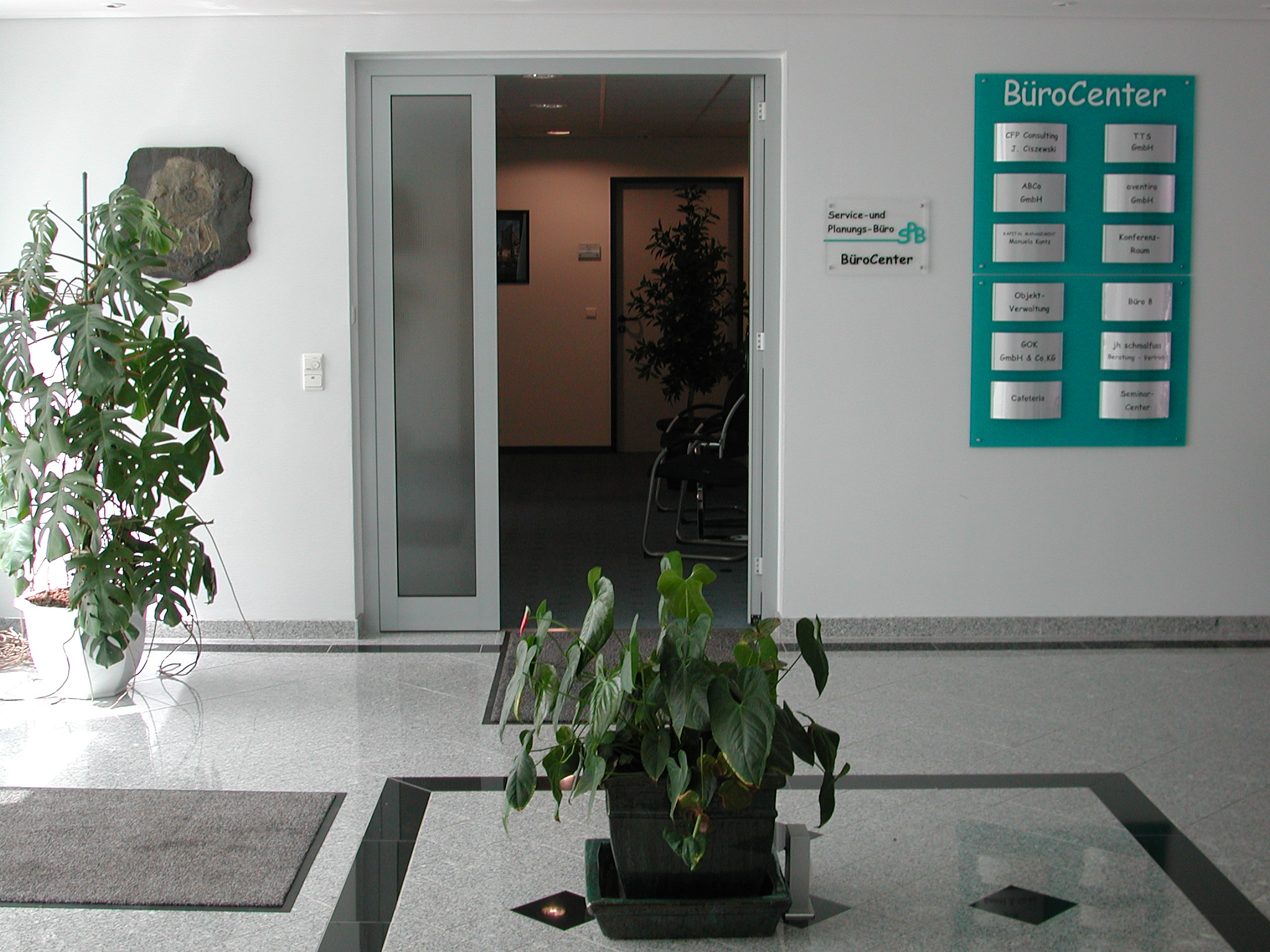 Eingangsbereich im Bürocenter Wolfratshausen: Ihre neue Geschäftsadresse für Ihr Einzelbüro