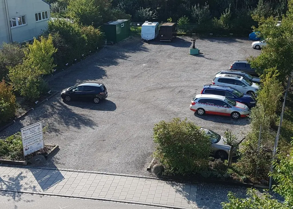 Parkplatz im Gewerbepark „An der Loisach“ gegenüber dem BüroCenter Wolfratshausen – Stellplätze zu vermieten